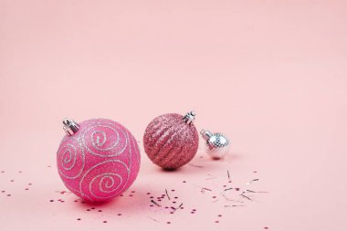 Noel kompozisyonu. Pastel pembe tonlarda Noel pembesi süslemeleri, kopyalama alanı