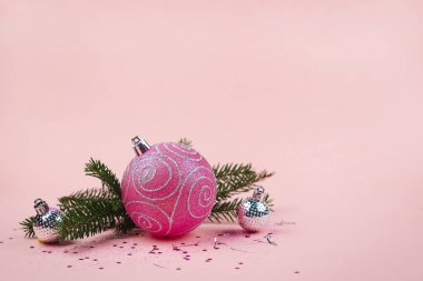 Noel kompozisyonu. Pastel pembe tonlarda Noel pembesi süslemeleri, kopyalama alanı