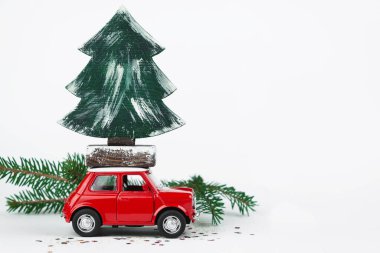 Oyuncak arabadaki Noel ağacı. Noel bayramı konsepti