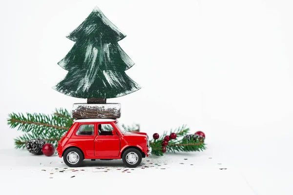 Oyuncak arabadaki Noel ağacı. Noel bayramı konsepti