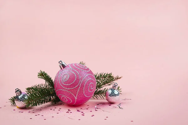 Noel kompozisyonu. Pastel pembe tonlarda Noel pembesi süslemeleri, kopyalama alanı