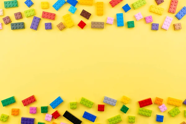 Tijolos Brinquedo Coloridos Com Espaço Para Texto Brinquedo Fundo Amarelo — Fotografia de Stock