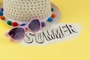 Sarı masada güneş gözlüklü yaz arkaplanı