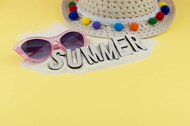 Sarı masada güneş gözlüklü yaz arkaplanı