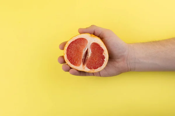 El, greyfurtun yarısını tutuyor.
