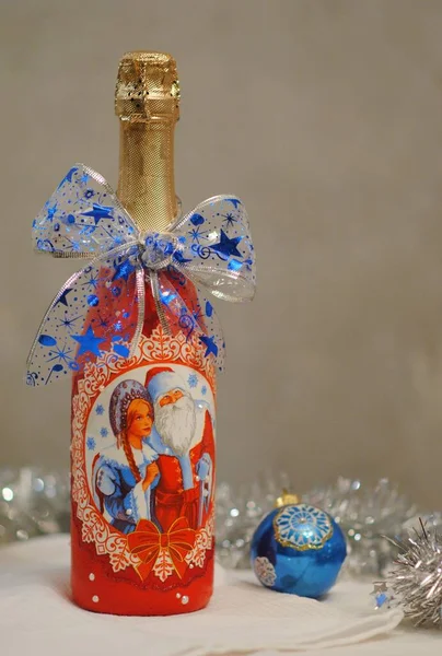 Yeni yıl dekorlu şampanya.