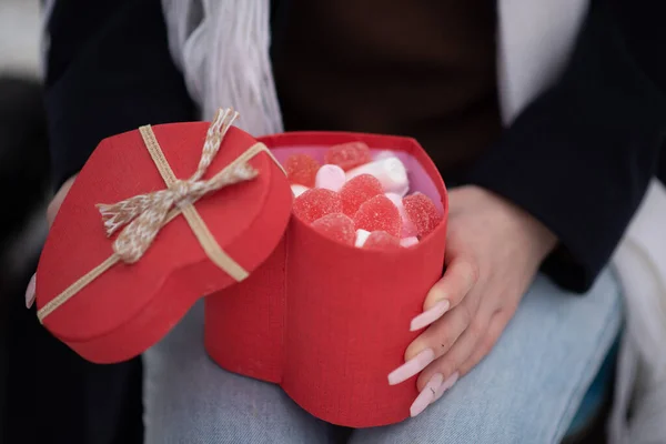 Marşmelov ve reçelli kalp şeklinde kırmızı kutu.