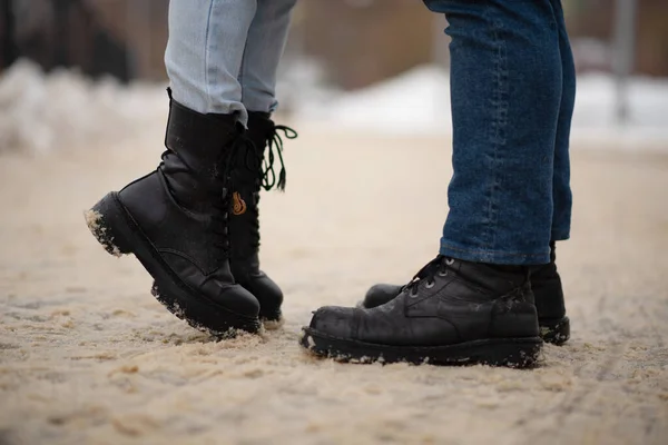 Birbirine aşık bir çiftin bacakları yolda dikilip, yakınlaşıyor.