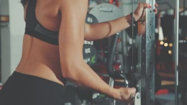 Ağız kavgası yaparken spor salonunda genç seksi kız