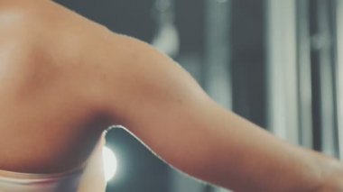 spor salonunda güçlü kız