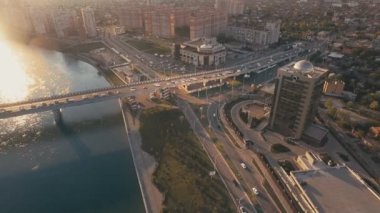 Otoyol kavşağı ve köprü havadan görünümü