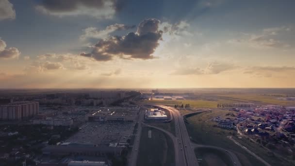 Letecký pohled na dálnici výměny a temné mraky — Stock video