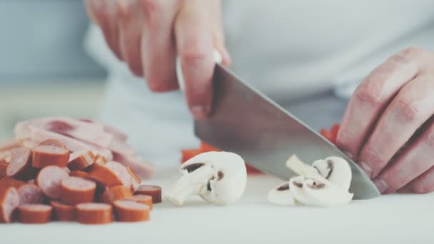 Koch schneidet Pilze für Pizza im Restaurant — Stockvideo
