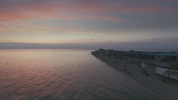 Воздушный Полет над пляжем на закате — стоковое видео
