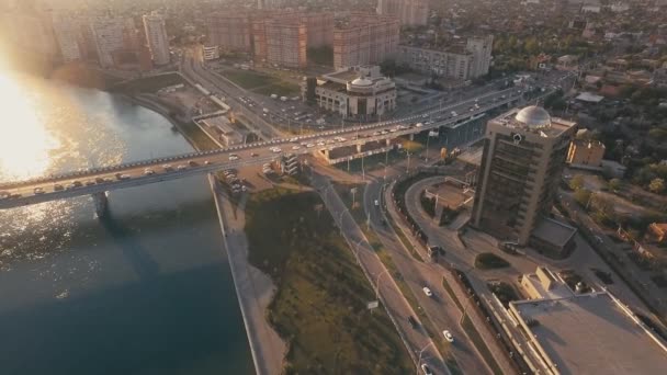 Letecký pohled na silnice střídat a most — Stock video