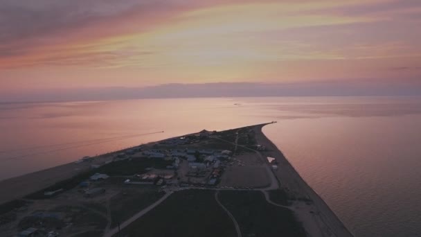 Vol aérien au-dessus de l'île au coucher du soleil . — Video