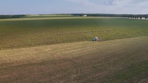 Flug über einen Traktor, der ein Feld pflügt — Stockvideo