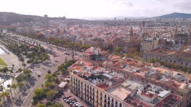 İspanya, BARCELONA - 18 Kasım 2019: Passeig de Colom 'un üzerinden uç