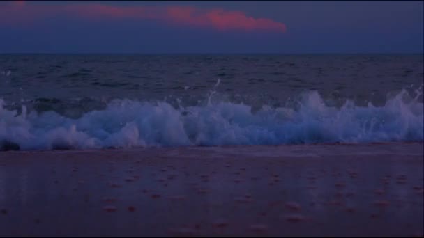 Vagues au coucher du soleil prises au ralenti — Video