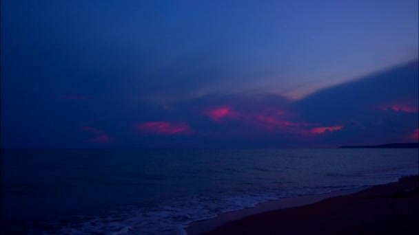 Hermosa puesta de sol azul profundo en la playa — Vídeos de Stock