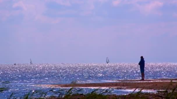 L'uomo che guarda il mare all'alba — Video Stock