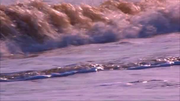 Rolamento mar tiro em câmera lenta ao pôr do sol — Vídeo de Stock