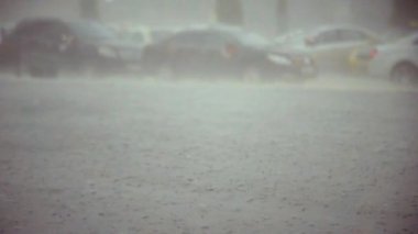 şiddetli yağmur ve dolu öğleden sonra şehir vurdu