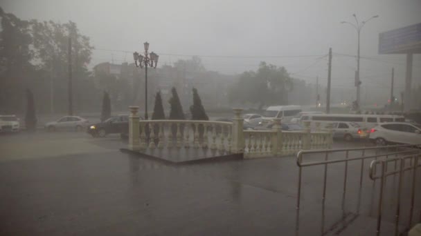 Fuerte lluvia y granizo golpeó la ciudad por la tarde — Vídeos de Stock