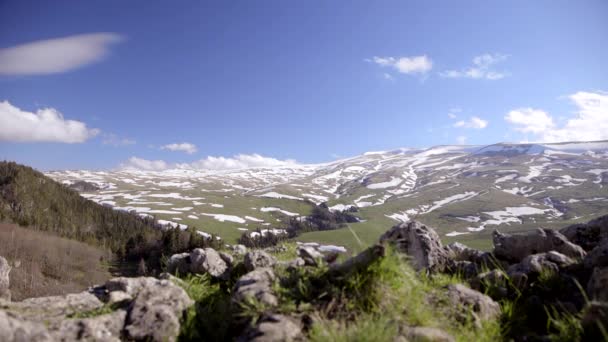 Strzał slajdów z płaskowyżu górskich w słoneczny dzień — Wideo stockowe
