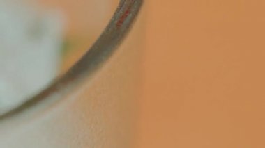 buz ile bir bardak maden suyu doldurur