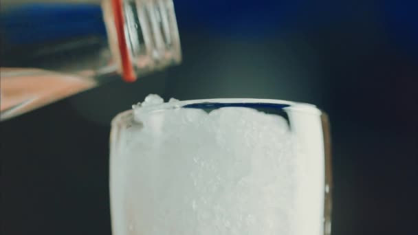 eau minérale provenant de bouteilles en verre versée dans un verre 