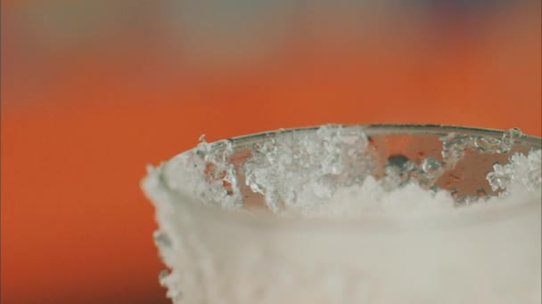 Limón cayendo en un vaso con hielo — Vídeo de stock