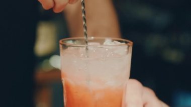 Barmen limonata yapar