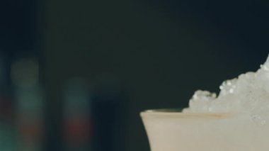 Barmen bir bardak buzlu nane koyar