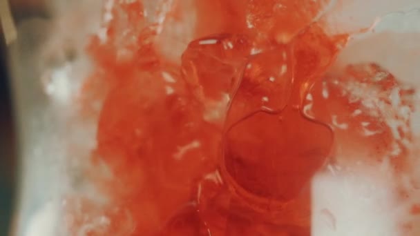 草莓糖浆倒入一杯加冰 — 图库视频影像