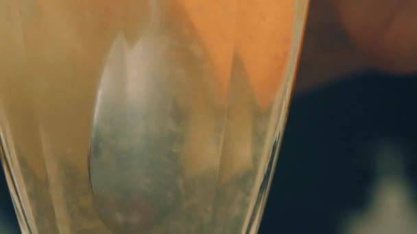 la pulpe de citron flottant dans le verre 