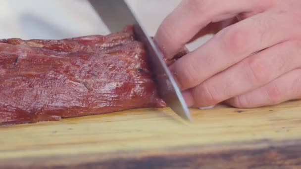 Chef fatia carne jerky — Vídeo de Stock