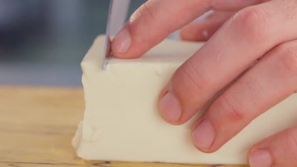 Cuire les tranches de fromage feta — Video