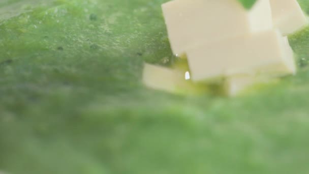 Nane yaprağı bezelye püresi üzerinde yerleştirilir — Stok video