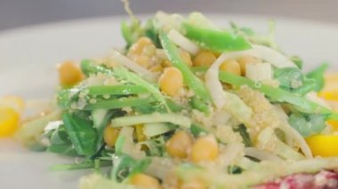 salatalık, Mısır ve domates salatası bir plaka üzerinde döner