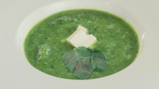 Puree peas rotates on a round plate — Stock Video