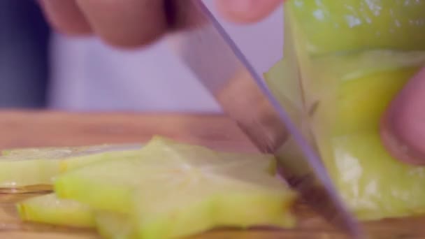 Кулінарні скибочки плодів зірки карамболи — стокове відео