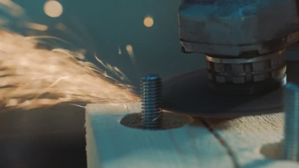 Un travailleur coupe la meuleuse à boulons — Video