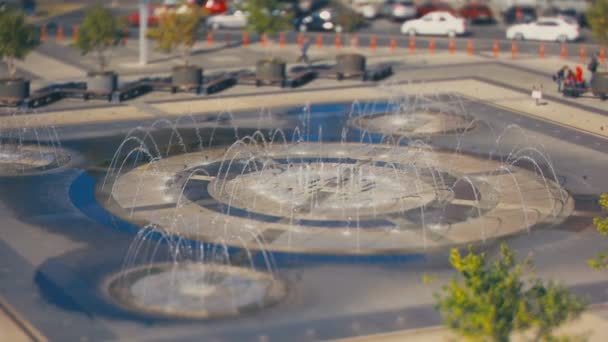 チルトシフト。町の広場の噴水 — ストック動画