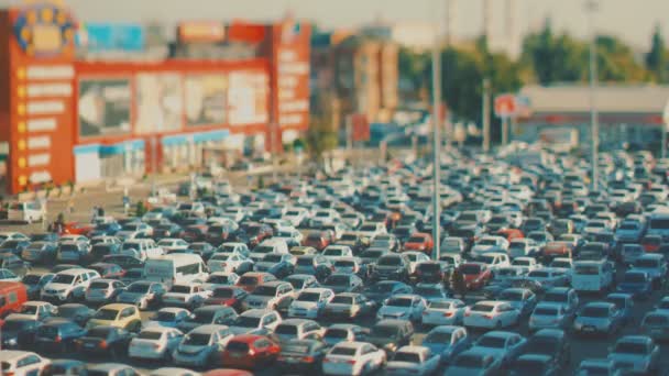 TILT-SHIFT. Parking for cars in front of the Mall — Stock Video