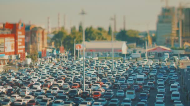 TILT-SHIFT. Parking pour voitures devant le centre commercial — Video