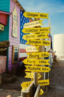 Route 66, hayalet şehir, eski arabalar ve boş sokaklarda