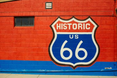 Route 66, hayalet şehir, eski arabalar ve boş sokaklarda
