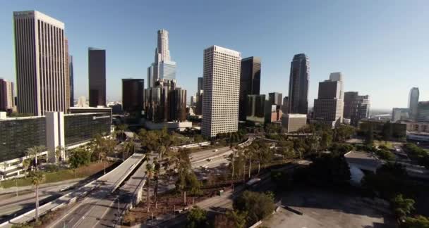 Antenn. Bred utsikt över landskapet runt Downtown Los Angeles. California — Stockvideo