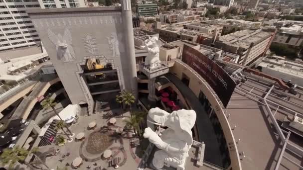 Aérea. Volando sobre la tienda La Cámara de Comercio de Hollywood LA, California — Vídeos de Stock